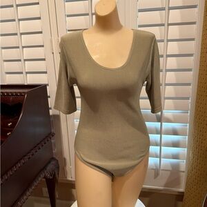 Women’s Scoop Neck Short Sleeve Stretch Bodysuit - khaki sz 14